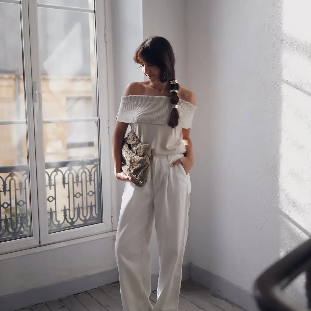 Influenceuse portant un look total white Bonobo Jeans, photographiée dans un intérieur lumineux