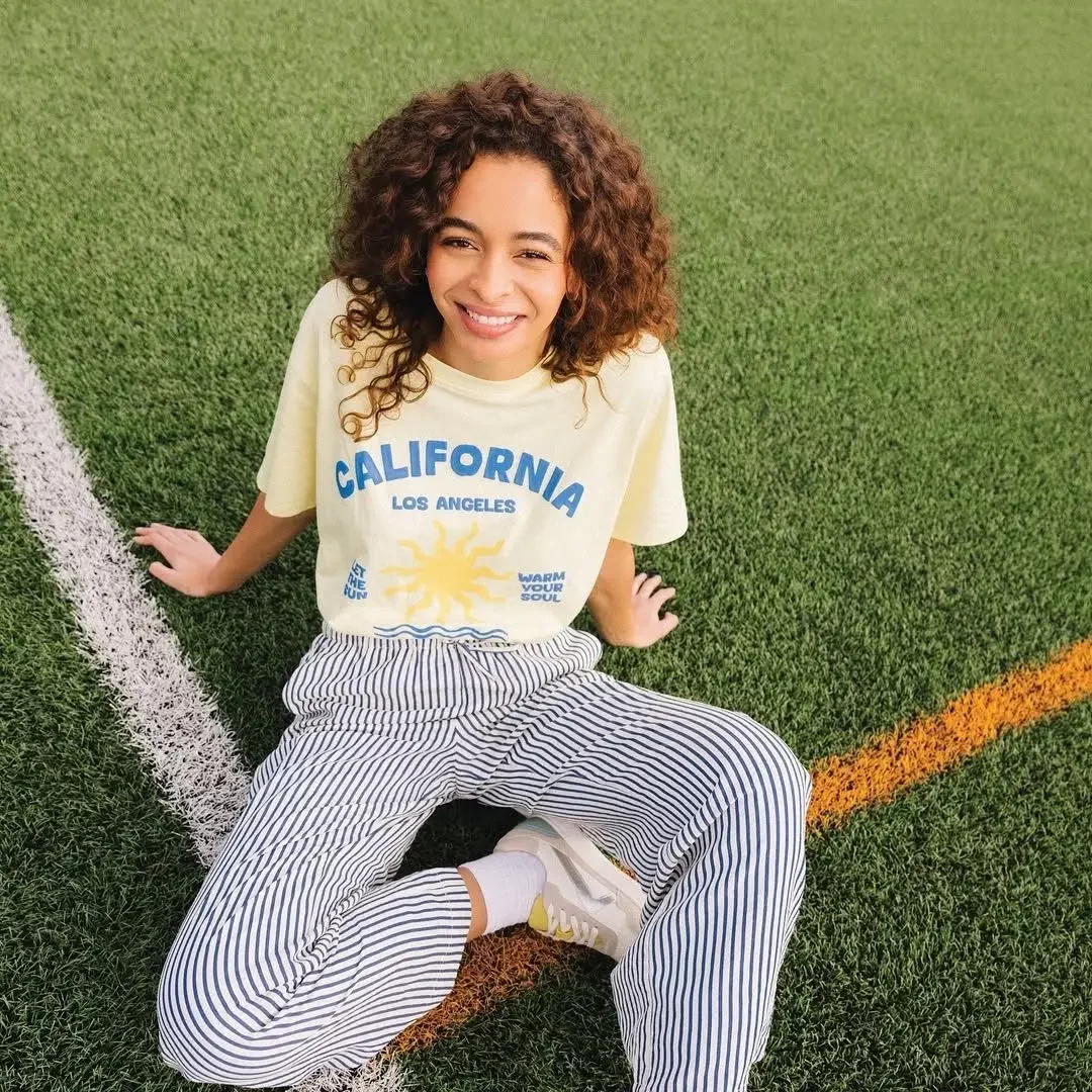 Jeune femme souriante en look casual, campagne social media mode pour Cache Cache